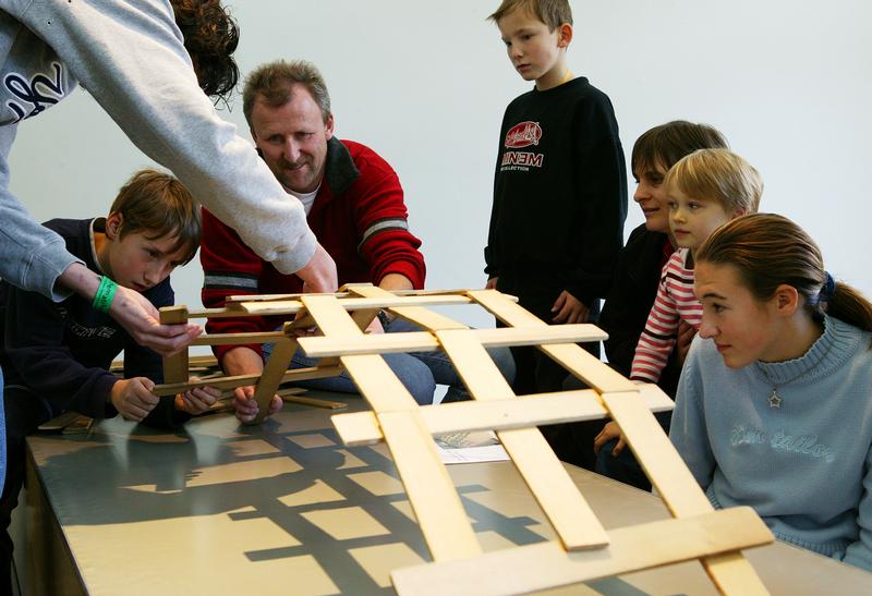 Eine Brücke ohne Nägel bauen - das veranschaulicht das Exponat "Leonardobrücke" des Gießener Mathematikums.