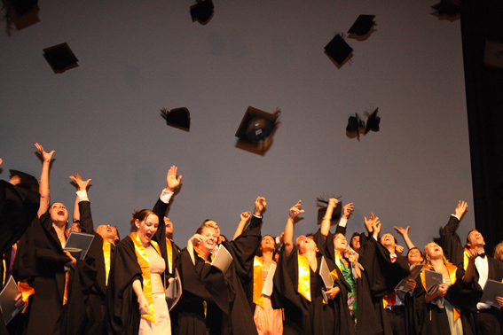 Endlich geschafft: Genau 70 Studierende der CBS erhielten am 16.8.08 ihre Zeugnisse und dürfen sich nun Bachelor of Arts in International Business nennen.