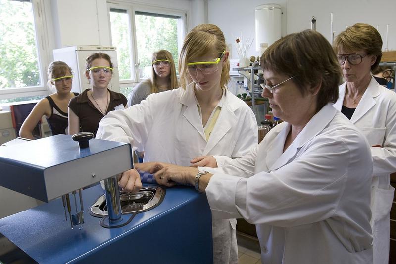Beim Siemens Science Camp können Schülerinnen selbst mit Technik experimentieren.