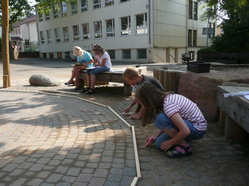 Mathe erleben: Kinder gehen in der Rehbergschule auf mathematische Entdeckungstour.