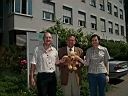 Martin Wessner, Erich Neuhold und Jessica Rubart vom Fraunhofer IPSI sind stolz auf den Teddy-Oscar der TU-Studenten.