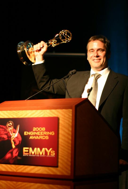 Prof. Dr.-Ing. Thomas Wiegand, mit dem Emmy, den er am 23. August 2008 in Hollywood für die Entwicklung und Etablierung des Videokodierstandards H.264 erhielt.