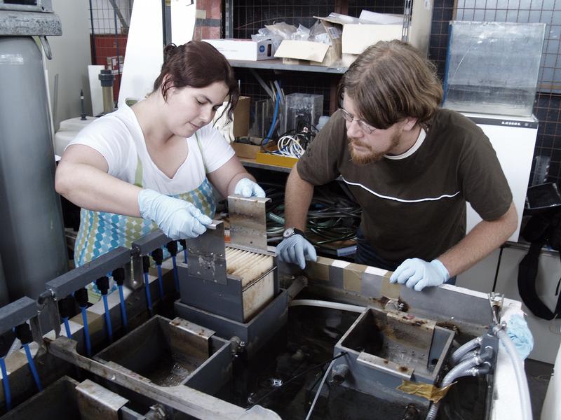 Bahrt und Castro bei der Überprüfung des Testaufbaus im Zentrum für Ingenieurwissenschaften am Standort Merseburg 