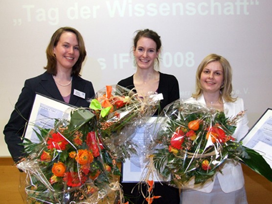 Gewinner des diesjährigen IFK-Wissenschaftspreises (v.r.n. l:) Sina C. Ewering, Anne Stark und Bettina Schulze-Temming (stellvertretend für Marion Pälmke)