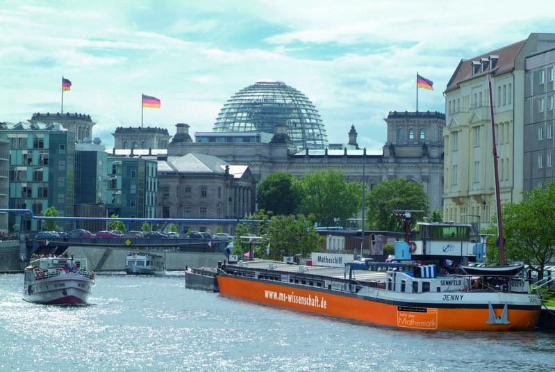 Das Matheschiff ankert am Schiffbauerdamm in Berlin.