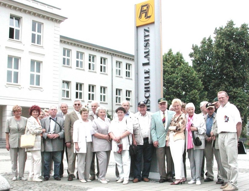 Gruppenfoto vor dem Hauptgebäude der FH Lausitz. Foto: Witzmann/ FHL