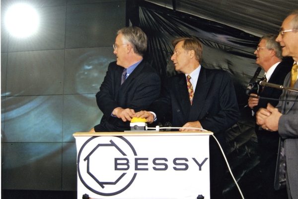Forschungsminister Jürgen Rüttgers, Berlins Regierender Bürgermeister Eberhard Diepgen und die beiden Geschäftsführer Eberhard Jaeschke und Wolfgang Gudat nehmen am 4. September 1998 BESSY II mit einem Knopfdruck in Betrieb