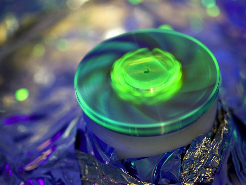 Ein Glassubstrat wird durch Spincoating beschichtet. Bei diesem Vorgang wird das Substrat mit einem für die Farbstoffsolarzelle geeigneten Materialfilm überzogen, der wenige Nanometer dünn ist