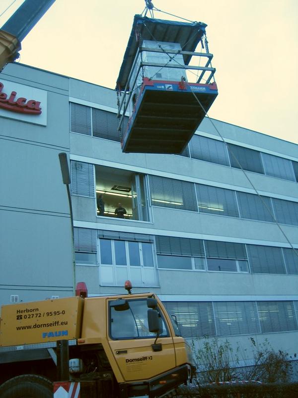 Einbringung der OptoTech-Maschine bei Leica Microsystems
