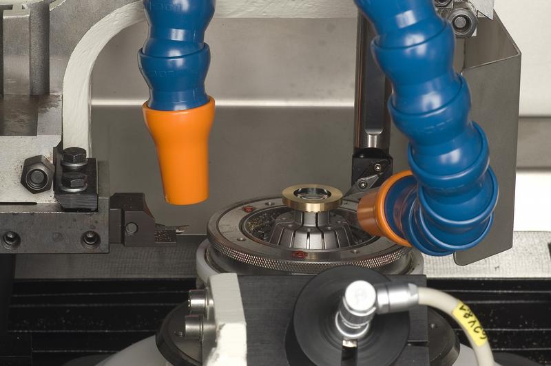 Bearbeitung einer Optikuntergruppe in der JDM 200 CNC