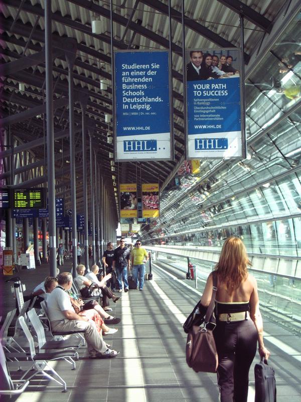 Hochschulmarketing: HHL präsentiert sich Fluggästen des Airport Leipzig/Halle
