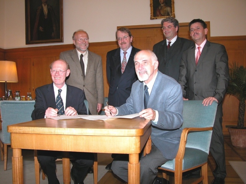 Unterzeichnung des Abkommens über  ein Doppeldiplom zwischen den Universitäten Münster und Nijmegen.