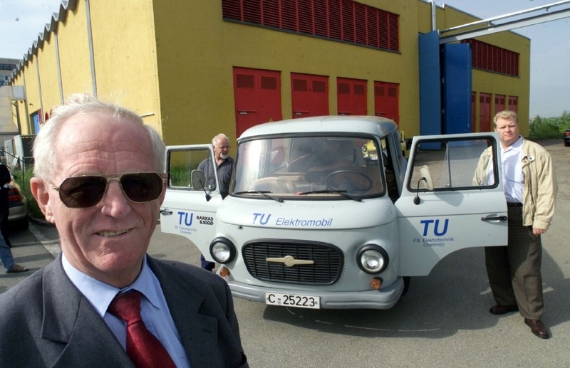 Prof. Dr. Peter-Klaus Budig verabschiedete 2001 seinen Elektro-Barkas, der seitdem im Chemnitzer Industriemuseum zu sehen ist. (Foto: TU Chemnitz/Andreas Seidel).