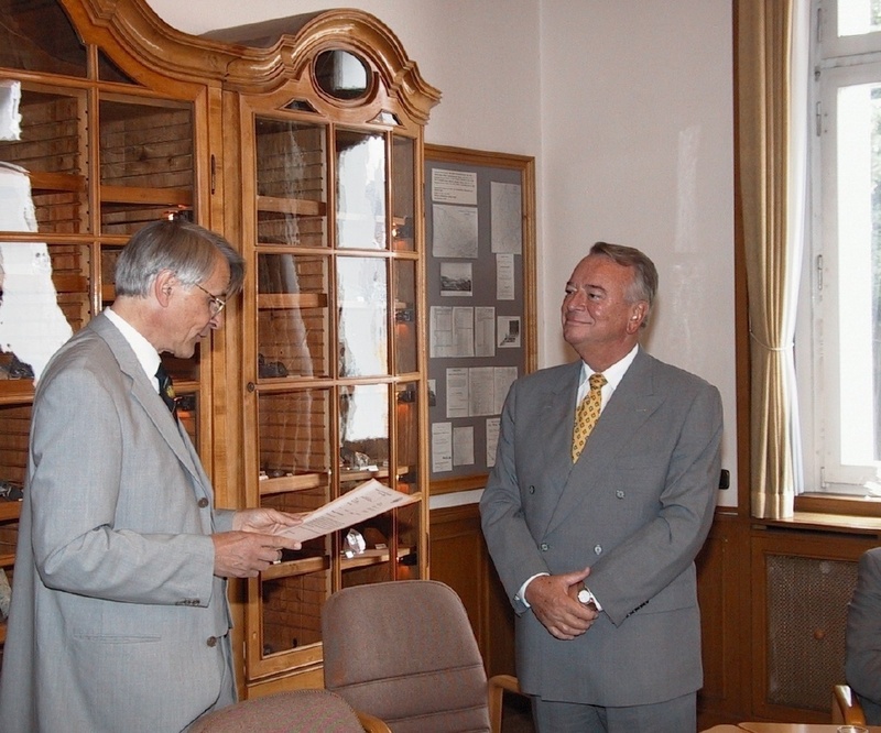 Prof. Dr. Ernst Schauman (li.) bestellte Dr. Axel Saipa zum Honorarprofessor an der TU Clausthal.