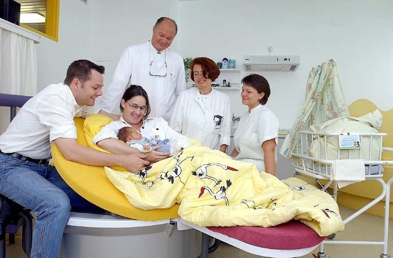 Sanfte und sichere Geburt: Dieses Konzept verwirklicht Prof. Arne Jensen (Mitte) im neuen Zentrum für Perinanatlmedizin der RUB