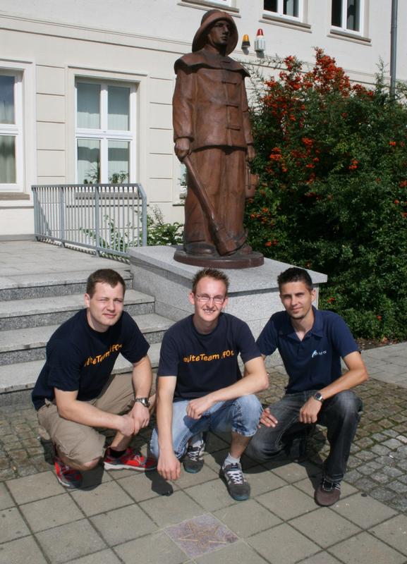 Jonas Splettstößer, Maik Pjater und Martin Winzer (v. li.) aus dem Studiengang IF04 setzten an der FH Lausitz Gedenksteine. 