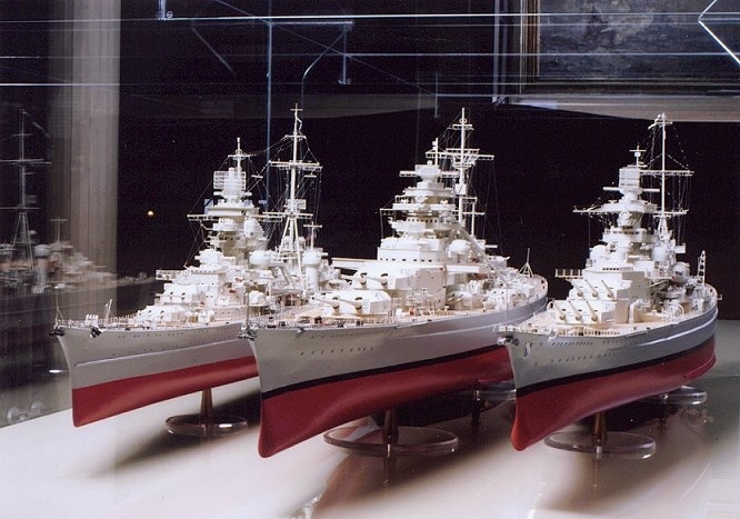Großvitrine mit den Modellen der Schlachtschiffe "Bismarck" und "Scharnhorst" sowie des Schweren Kreuzers "Prinz Eugen" in der Marineabteilung des DSM. (Foto: E. Laska/DSM)
