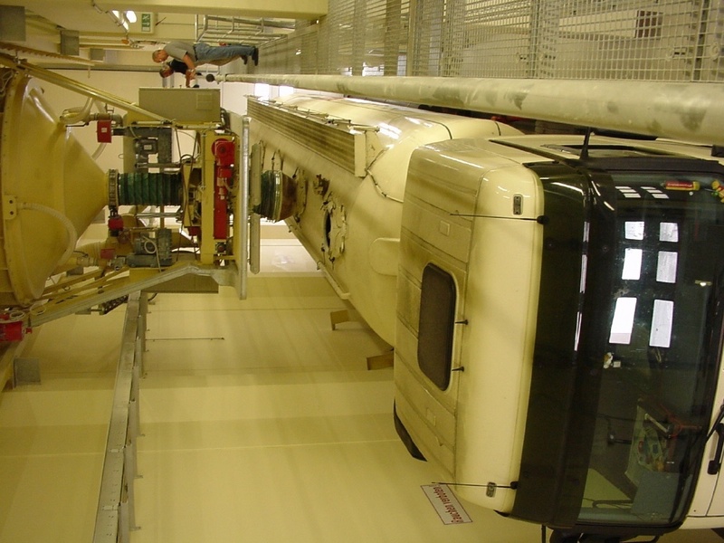 Ein Spezialtanklastzug wird in der elektronisch gesteuerten Mehlverladeanlage mit Mehl befüllt