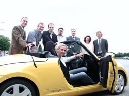 Experten zum Thema "Frauen und Auto", hier versammelt um den im Herbst auf den deutschen Markt kommenden Roadster "Copen" von Daihatsu