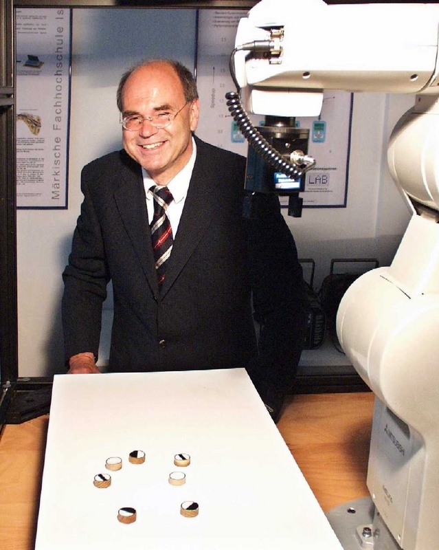 Prof. Dr. Burkhard Neumann am sehenden Industrieroboter mit Bildverarbeitung im LAB