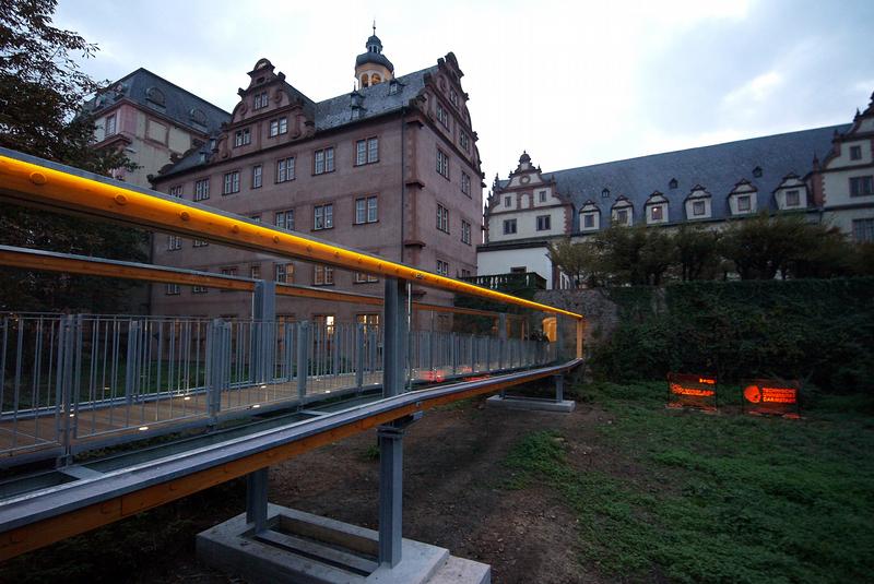 Die weltweit erste Brücke mit tragenden Elementen aus PLEXIGLAS®