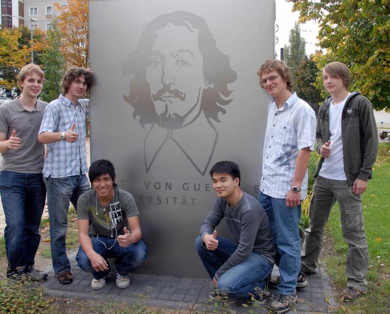 Die Frühstudenten vom Werner-von-Siemens-Gymnasium Magdeburg Michael Holz, Norman Masuch, Tung Trinh Viet, Nam Vu Duc, Tankred Roth und Benjamin Damm (von li. n. re.) an der Uni