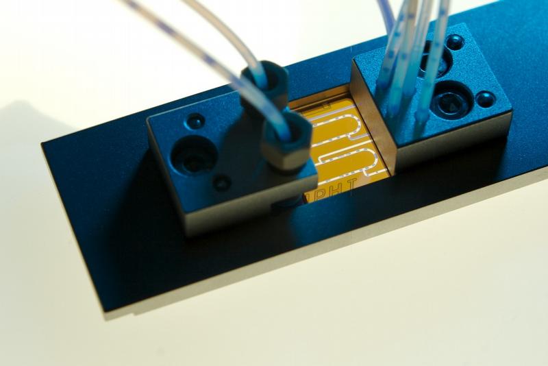 Einzelne Flüssigkeitstropfen gezielt untersuchen und handhaben wie große Mengen im Labor-das erlaubt die am IPHT entwickelte Technologie der Tropfenbasierten Mikrofluidik auf einem kleinen Chip.