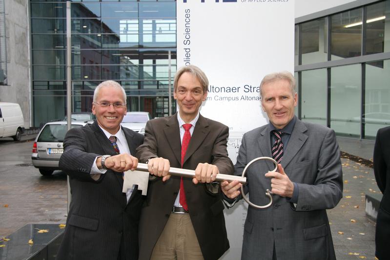 Schlüsselübergabe. v.li. Präsident Kill, Staatssekretär Bauer-Wabnegg, Minister Wucherpfennig