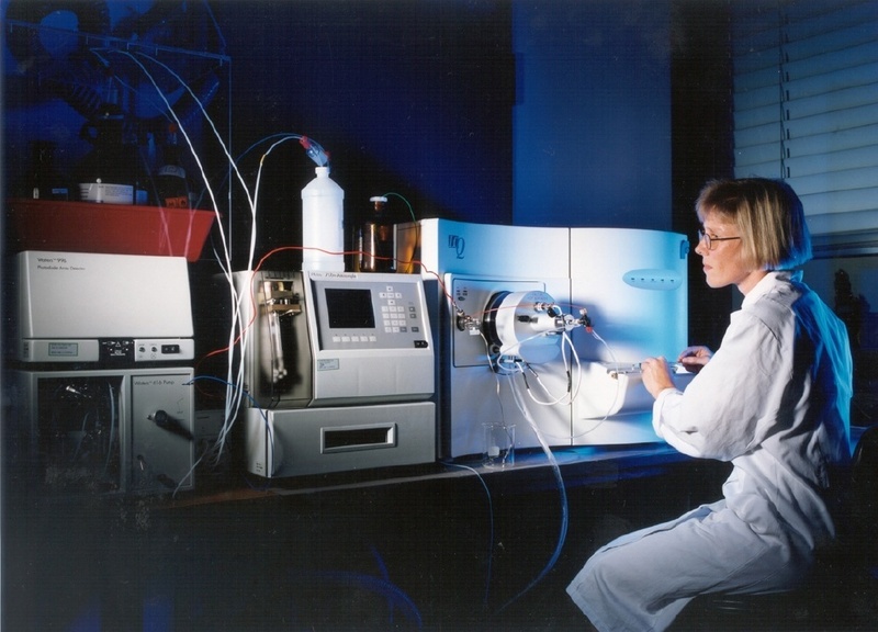 Zwei chemische Analysemethoden miteinander zu koppeln, ist durchaus üblich (Massenspektroskopie und Flüssigkeitschromatographie, rechts).