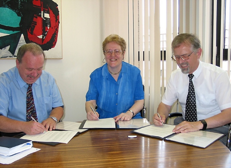 v. l.: Prof. Dr. Franz Lehner, Prof. Dr. Ilse Lenz und Prof. Dr. Gerhard Wagner unterzeichnen die Kooperationsvereinbarung