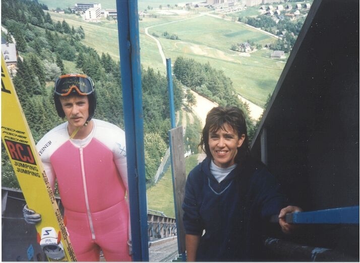 Die Jenaer Sportwissenschaftlerin Reinhild Kemper mit einem weiteren prominenten Teilnehmer ihrer Studie: dem Skispringer Jens Weißflog. (Foto: privat)