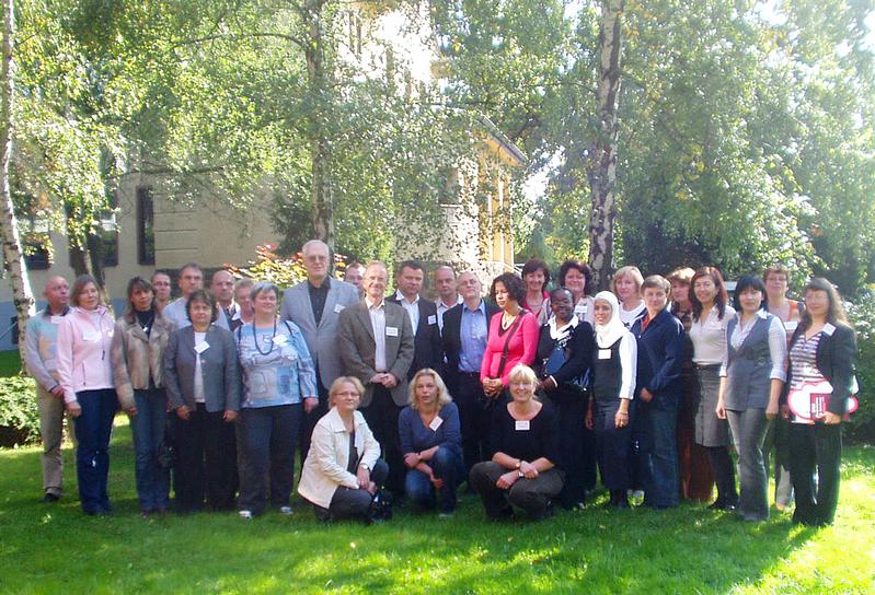 Ingenieurinnen und Ingenieure qualifizieren sich per Fernstudium für ihre Berufsrückkehr