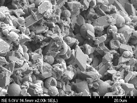 Rasterelektronenmikroskop-Aufnahme von mikroverkapselten Phasenwechselmaterialien (Kügelchen) in Gipsputz, ca. 2000fache Vergrößerung. Die durchschnittliche Größe der Kapseln beträgt ca. 8 µm. Quelle:Fraunhofer ISE