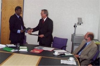 Austausch des erweiterten Abkommens: Links der Kathoumer Rektor  Abdel-Malek Mohamed-Abdel Rahmann mit Bayreuths Universitätspräsident Ruppert. Rechts der Leiter des Akademischen Auslandsamtes der Universität Bayreuth, Dr. Heinz Pöhlmann