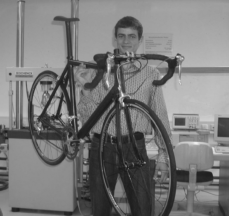 Der Maschinenbaustudent Karl Durst mit seinem selbst gebauten Fahrradrahmen aus carbonfaserverstärktem Kunststoff. Mit allen Aufbauten wiegt das Rad nur 6,8 Kilogramm. Foto: Wenzel