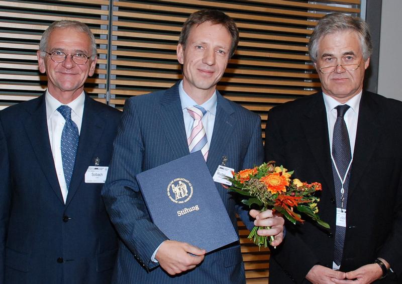 Professor Thomas Rudel (Mitte) mit Professor Werner Solbach, dem Geschäftsführenden Vorsitzenden der Stiftung der Deutschen Gesellschaft für Hygiene und Mikrobiologie (links) und Professor Georg Peters, dem Vorsitzenden der Stiftung (rechts). 