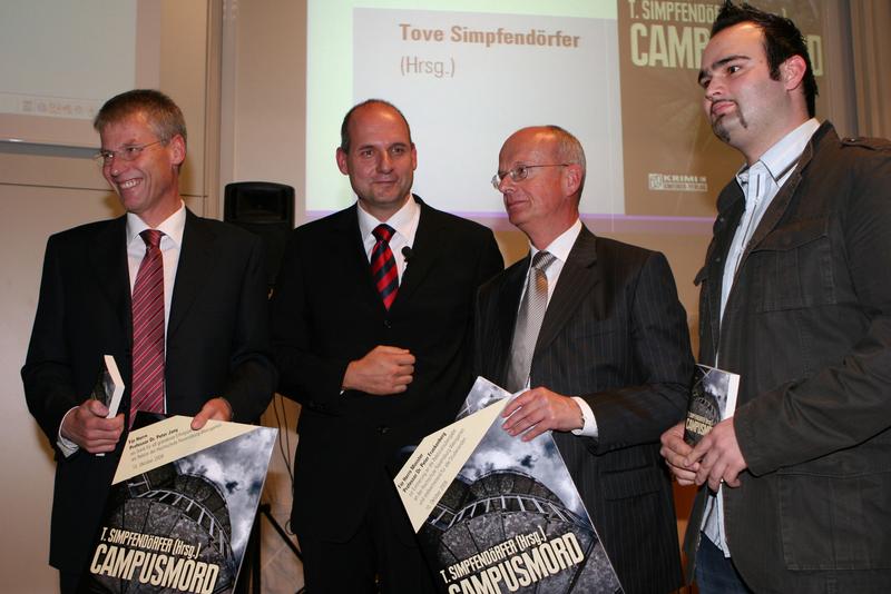 Freuen sich über ein besonderes Geschenk: Professor Dr. Peter Jany, Professor Dr. Thomas Spägele, Professor Dr. Peter Frankenberg und AStA-Vertreter Sebastian Trabold (von links).