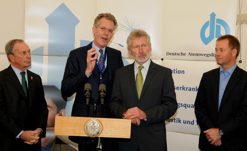 In Berlin: (von l. nach r.) Michael Bloomberg, Prof. Gerhard W. Sybrecht, Paul Breitner, Hinrich Romeike