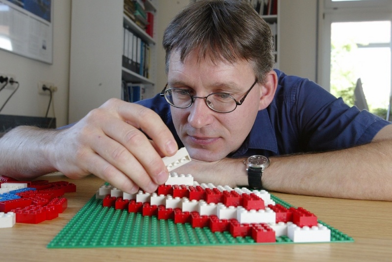 Geordnete Molekülschichten lassen sich am einfachsten mit Hilfe von Lego-Bausteinen nachbilden.