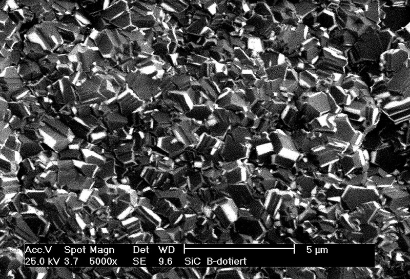 Bor-dotierte Diamantschicht bei hoher Vergrößerung im Rasterelektronenmikroskop. Die kristalline Form der einzelnen, zusammengewachsenen Diamantkristalle wird durch den kleinen Borgehalt nicht gestört.                Aufnahmen: Lehrstuhl WTM