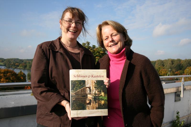 Dr. Britta Spies und Dr. Ulrike Frede (v.l.) haben mit Studierenden die Nutzung von Schlössern erforscht und den Bildband "Schlösser und Kastelen" herausgegeben.