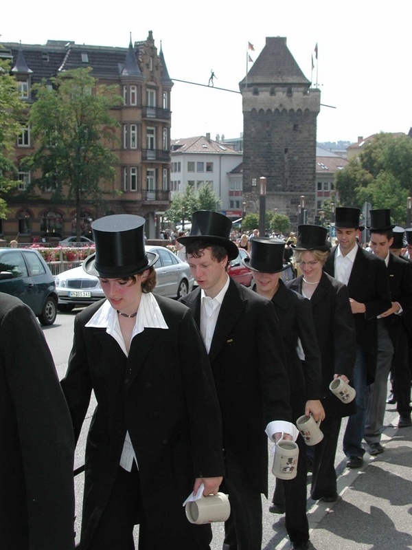 Beim Kandelmarsch durch die historische Altstadt.