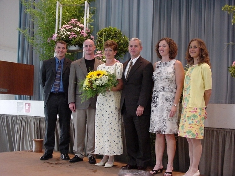 Prof. Dr. Neil Mc Carthy und seine Familie nach Verleihung der silbernen Verdienstmedaille der Reutlinger Hochschule