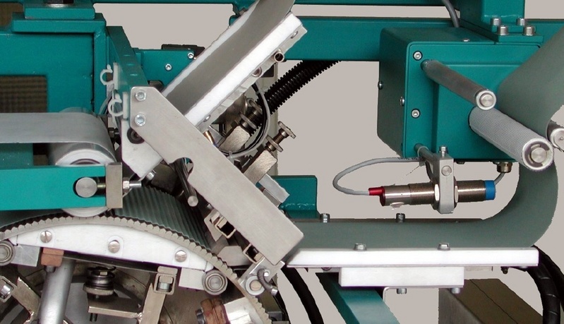 Im Bereich der Maschine unten links wird der keramischen Grünfolie schonend eine Wellenstruktur aufgeprägt. © Fraunhofer IKTS
