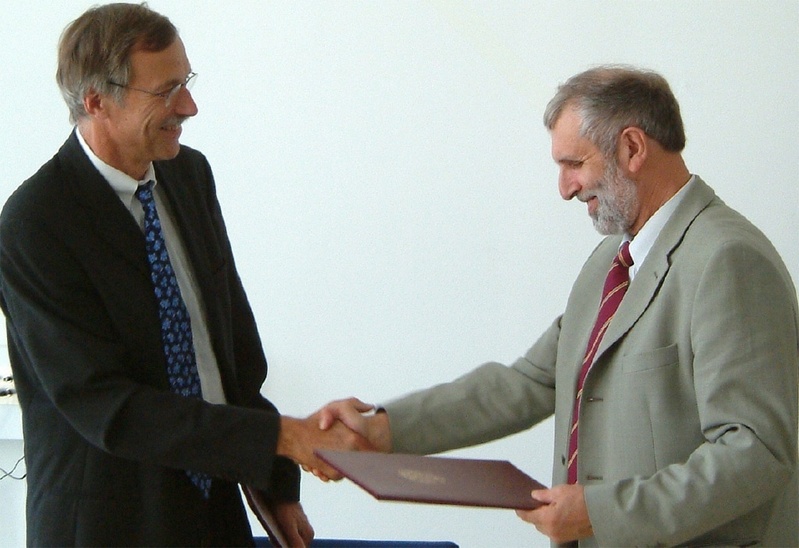 Das Bild zeigt Prof. M. Ananyan (re.) und TU-Vizepräsident Prof. A. Bode bei der Unterzeichnung des Generalabkommens. (Abdruck honorarfrei)