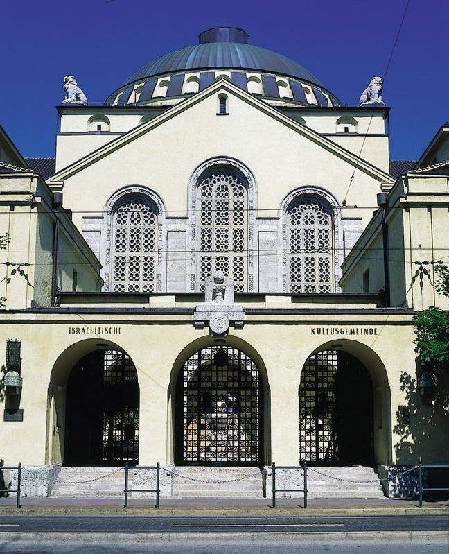 ... der 1914-1917 errichteten, in der NS-Zeit im Innern verwüsteten, aber schon 1945 wieder als Zentrum einer jüdischen Kultusgemeinde dienenden Augsburger Synagoge gezeigt, die in Form und Ausstattung die jüdische Renaissance vom Anfang des 20. Jahrhunderts spiegelt und mit vielen Ausstattungsdetails die religiös-liberale Haltung der Erbauergemeinde dokumentiert.