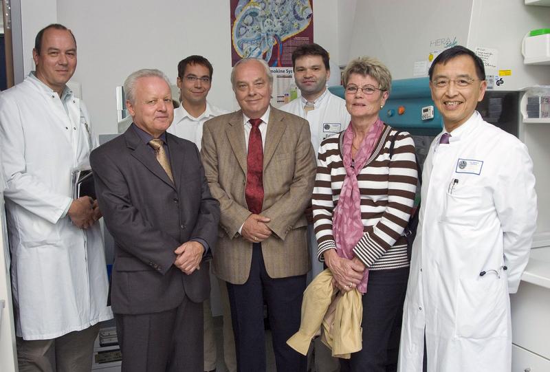 Engagement für neue Perspektiven in der Stammzellforschung: Bei einem Besuch in der Medizinischen Klinik V der Universität Heidelberg machten sich Vorstandsmitglieder der Joachim-Siebeneicher-Stiftung ein Bild von der konkreten Forschung im Stammzell-Labor. (von links:) Laborleiter Dr. Volker Eckstein, Vorstandsmitglied Robert Schilling , Nachwuchswissenschaftler Dr. Dr. Wolfgang Wagner, Vorstandsmitglied Norbert Mahlke, Nachwuchswissenschaftler Dr. Patrick Wuchter, Schriftführerin der Stiftung Martha Hochmann, Prof. Dr. Anthony D. Ho, Ärztlicher Direktor der Medizinischen Klinik V der Universität Heidelberg.