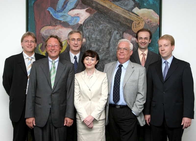 Prof. Peifer (2. v. r.) und die Mitveranstalter der Vortragsreihe im Juli 2003 in der IHK zu Bochum, Foto: IHK Bochum