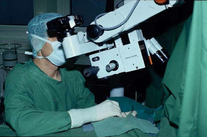 Professor Vogt am OP-Mikroskop