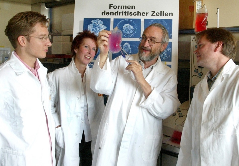 Forscher des InnoNet-Projekts präsentieren einen mit Nährmedium gefüllten Beutel. Im Bild (v.l.): Dr. Holger Hänßle (Hautklinik Göttingen), Dr. Ute Pägelow (GBF ), Dr. Kurt Dittmar (GBF), Dr. Henk Garritsen (Städt. Klinikum Braunschweig) (Foto: GBF)